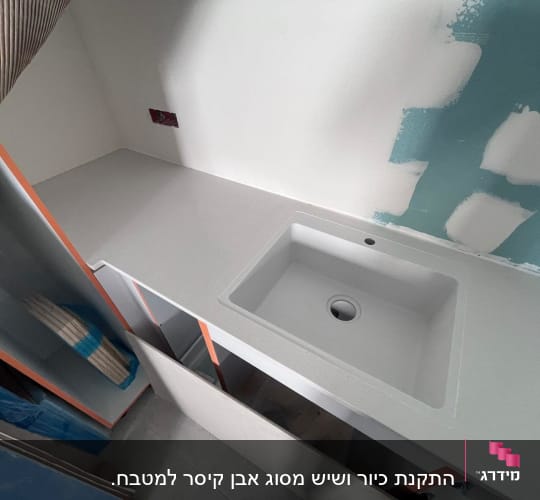 משטח שיש עם כיור מובנה במטבח או חדר אמבטיה